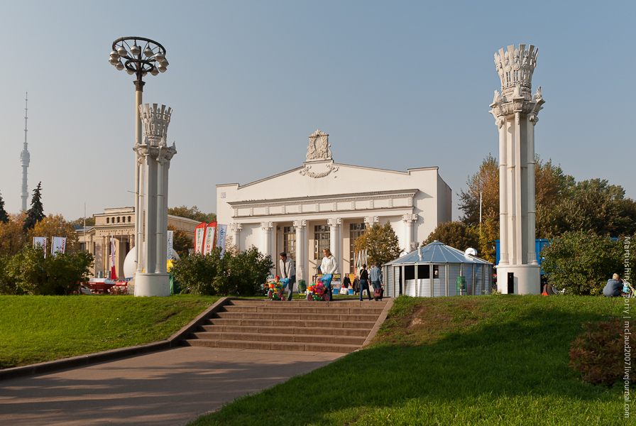 By 1940 the exhibition was visited by 4.5 million people. When the II World War started the exhibiti...