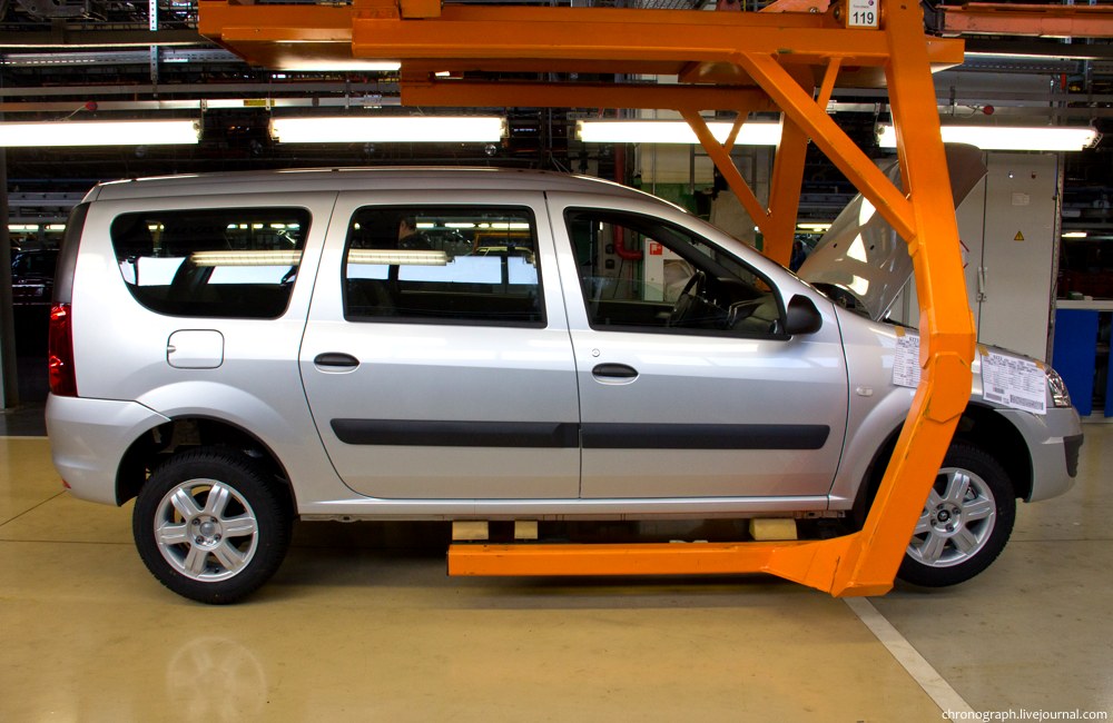 The Lada-Largus, a side view.
