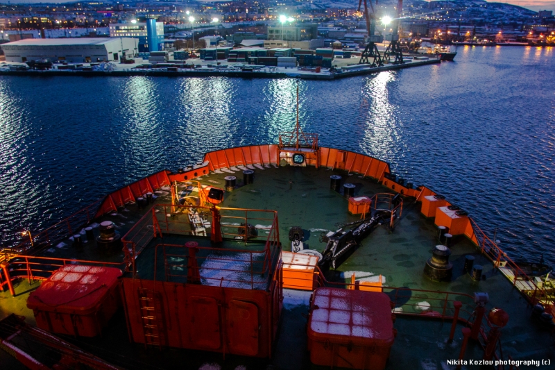 The gangway leads to the pilot room at the fourth level. The stunning view at the port!