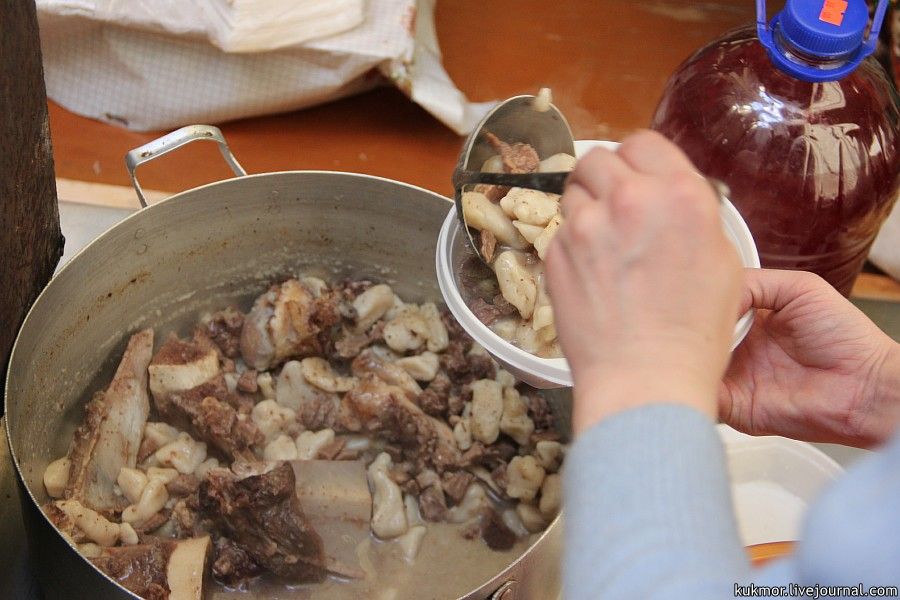 We had a traditional meal, which consists of meat and dough in broth. There is no pasta or macaroni...