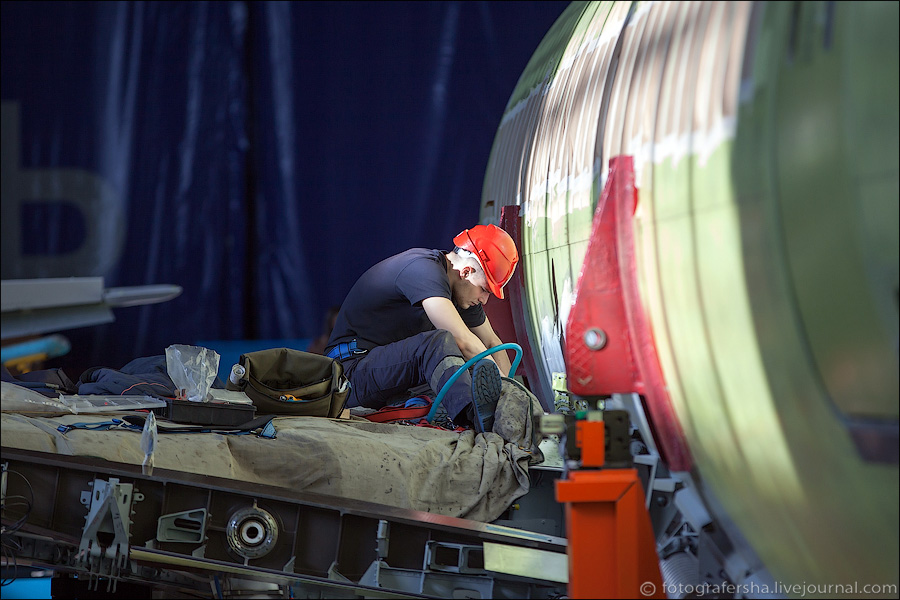 Joining of the wing and the fuselage.