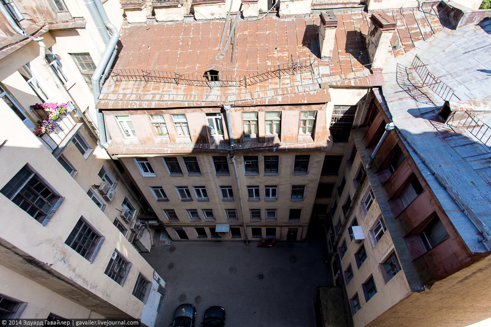 A clean square in the center of the city.