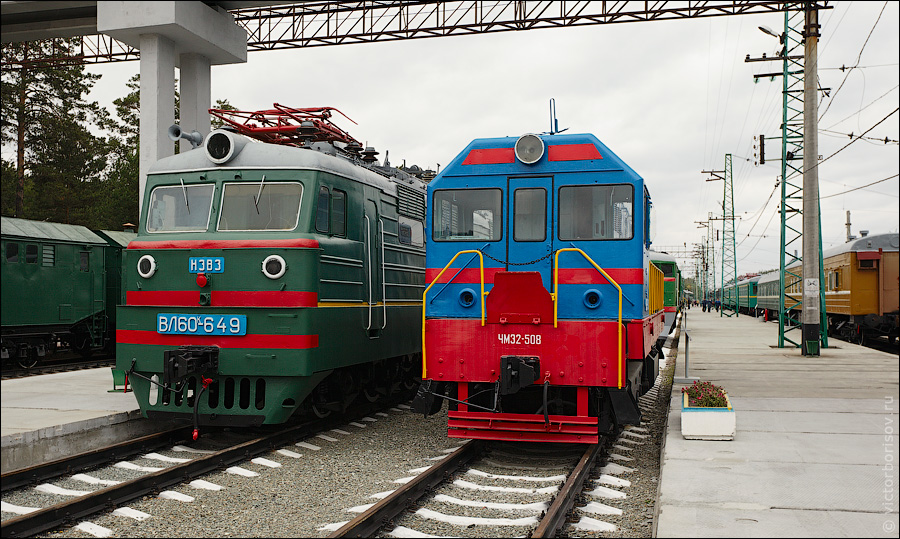 An electric locomotive VL-60k and a diesel locomotive ChME2.