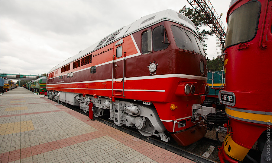 A diesel locomotive TEP80.